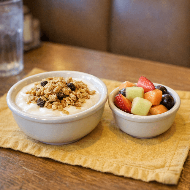 Kid Yogurt & Granola, Small Fruit Cup